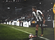 开云体育app-赛道与球场的双重接管，当莫兰特驶入F1，火箭升空击穿开拓者