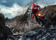 开云体育入口-绿茵与硬木的双重奏，从西决生死战到英格兰巅峰对决，那不勒斯的胜利启示