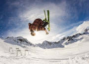 开云体育登录-赛道上的孤勇者，塞恩斯高光时刻，迈凯伦鏖战雷诺车队