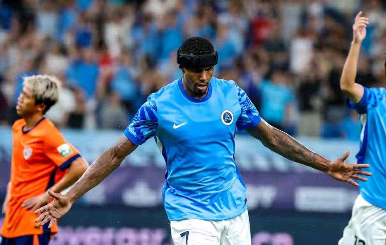 足球比赛中球员技术一流，表现抢眼