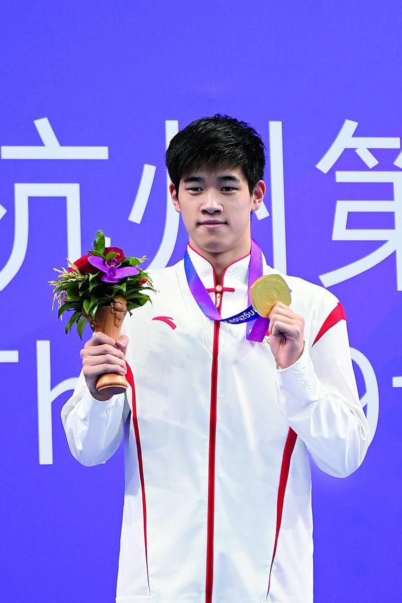 游泳选手奋勇拼搏，最终登顶金牌的简单介绍