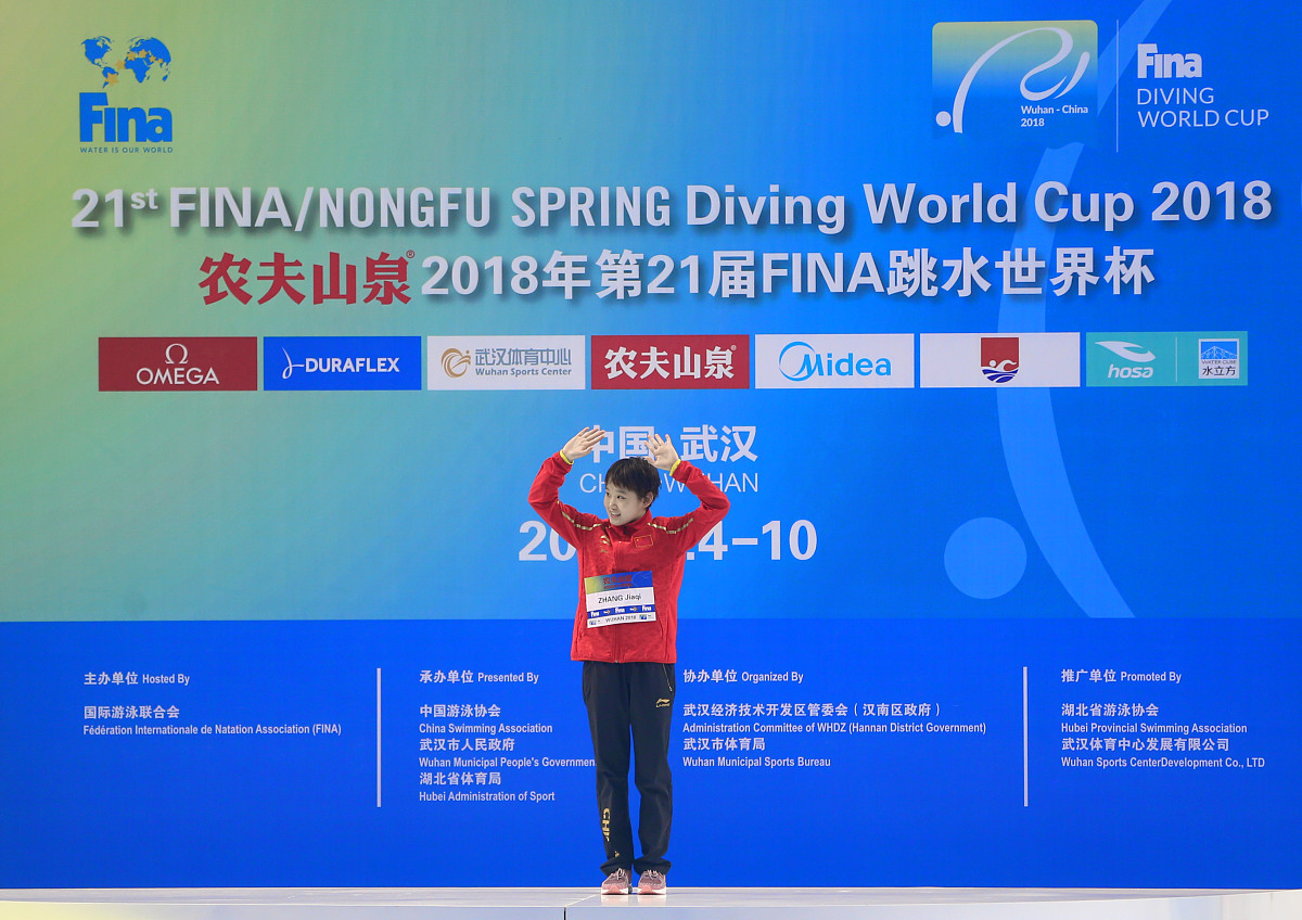 游泳选手奋勇拼搏，最终登顶金牌的简单介绍