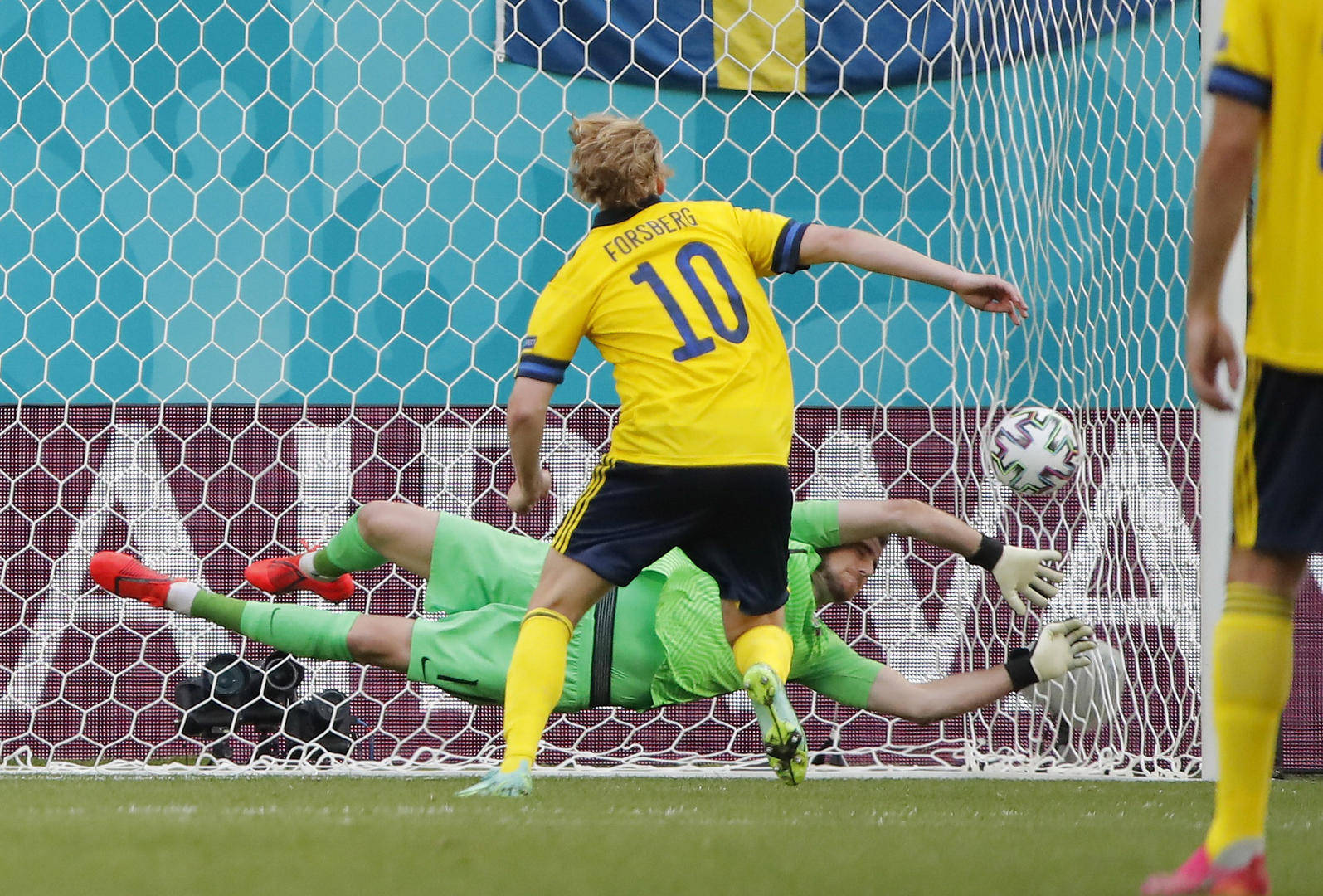 包含荷兰队与瑞典队的比赛精彩纷呈，场面一度胶着的词条