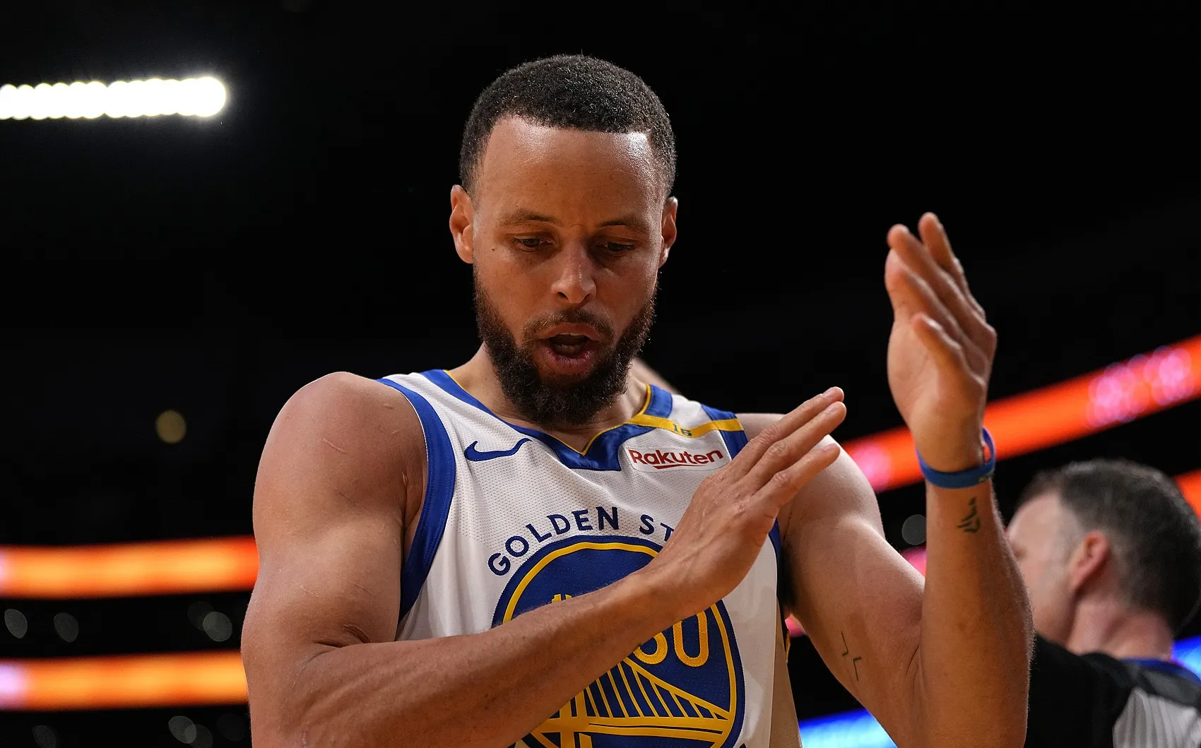 灰熊击败老鹰,再次获得胜利 灰熊击败老鹰,再次获得胜利