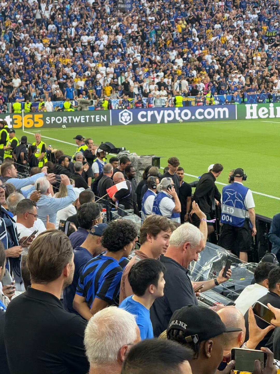 皇马主场球迷欢声雷动，球队士气高昂的简单介绍