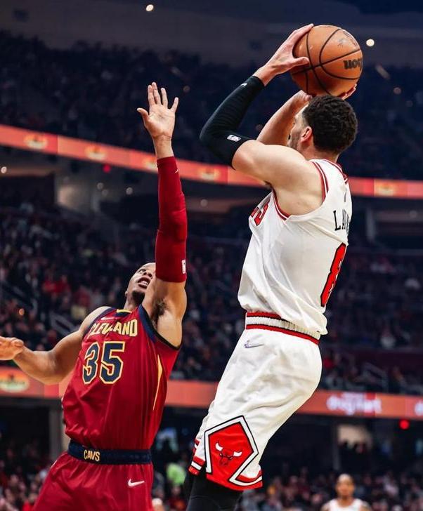 公牛逆转76人，拉文点燃赛场