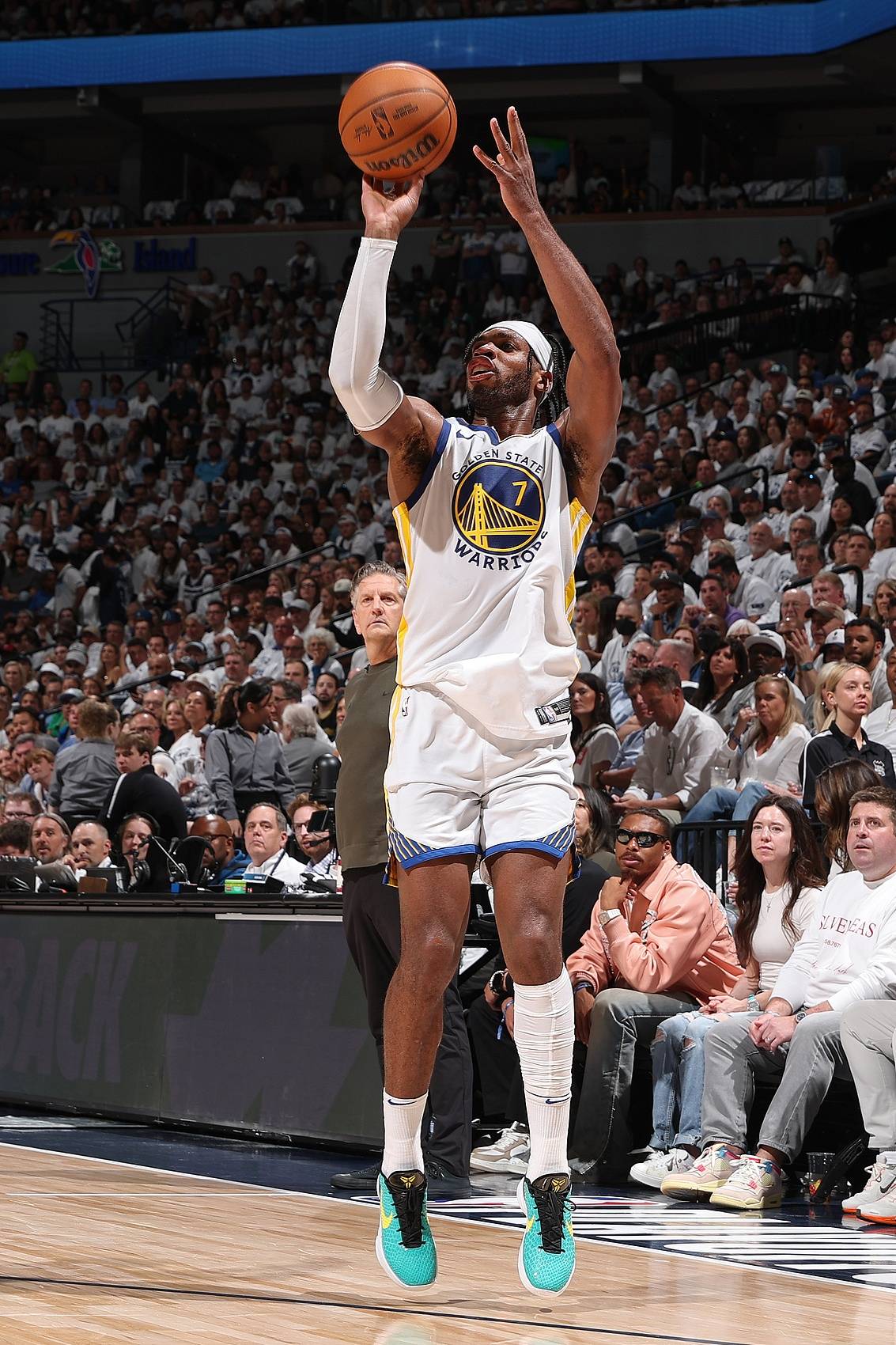 勇士险胜热火，拉文点燃赛场