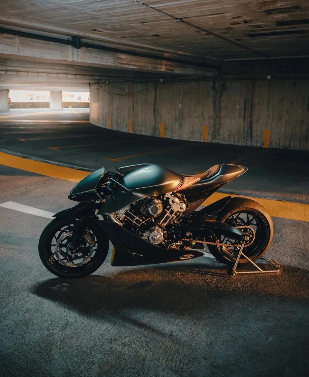 阿斯顿马丁力克哈斯车队，塞恩斯高光表现的简单介绍