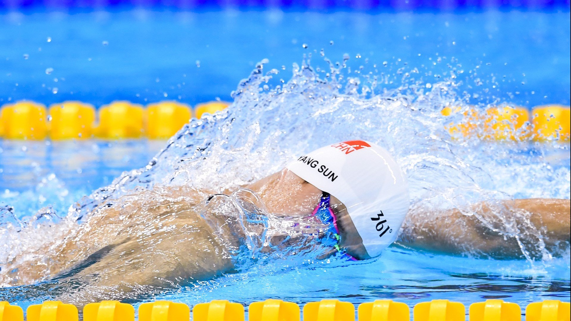 赛道与球场的双重奏,当F1年度争冠遇上猛龙生死战